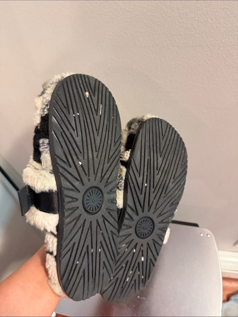 UGG Women's Black and Cream Fluff Slide Slippers - Picture 6 of 6